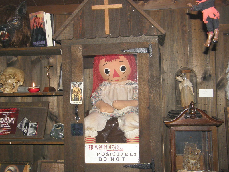 Lalka w Occult Museum w Monroe